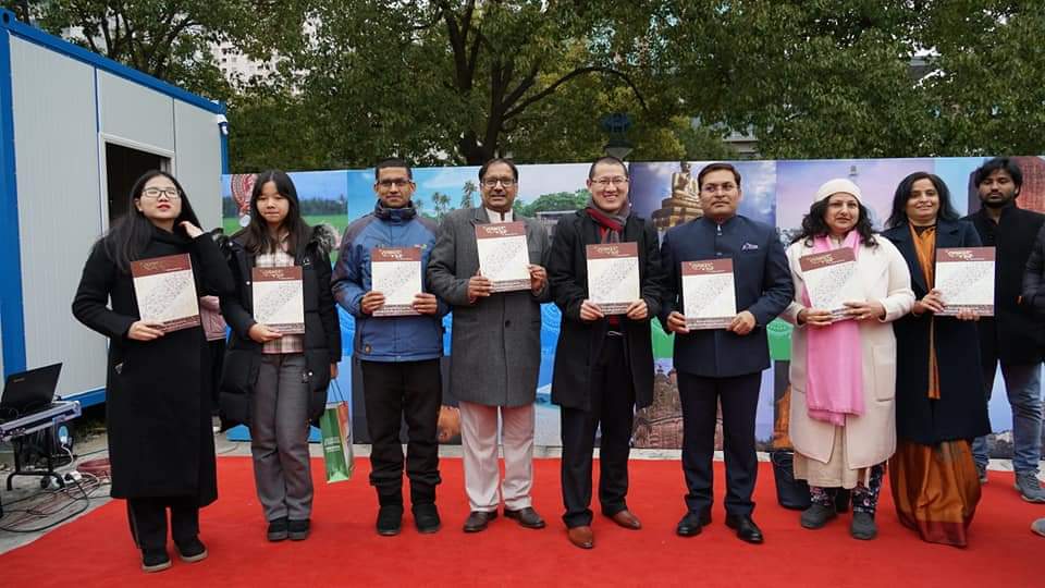 Publication release on the red carpet with consulate officials